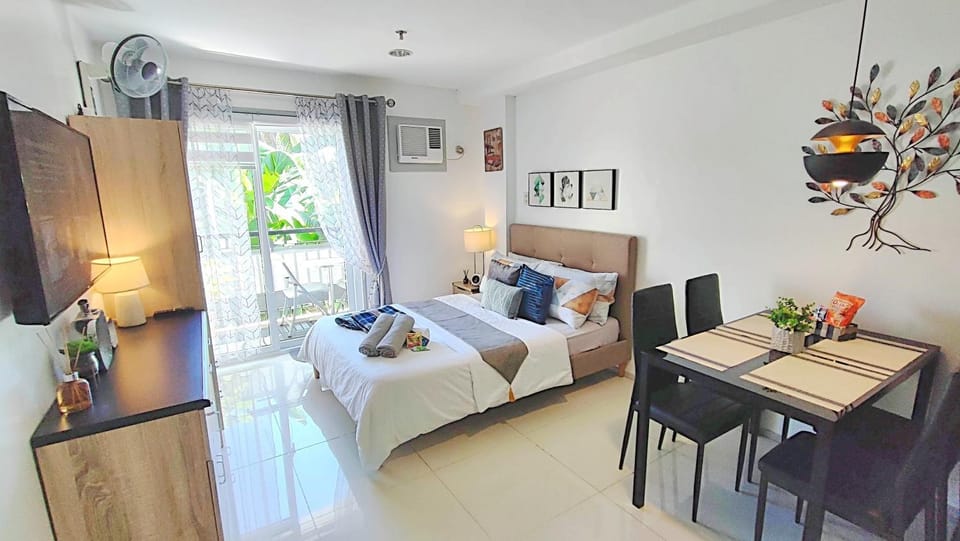 CityCondo, 2nd Floor, 30 sqm, near CPU, balcony and parkview, Fiber-WLAN 62Mbts, Netflix, YouTube, free parking Apartment in Iloilo City