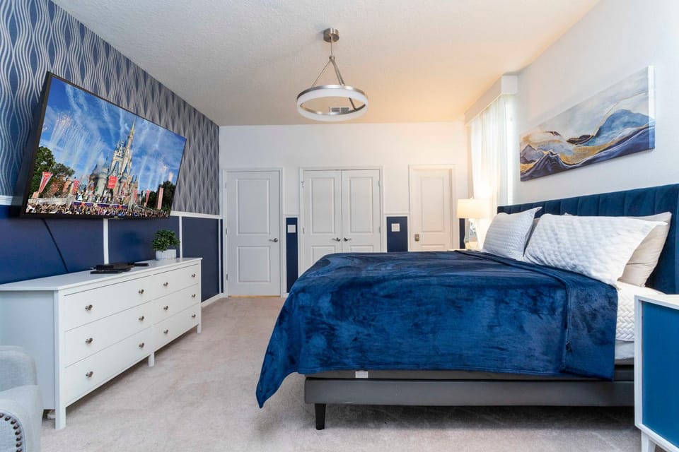 Bed, TV and multimedia, Photo of the whole room, Bedroom