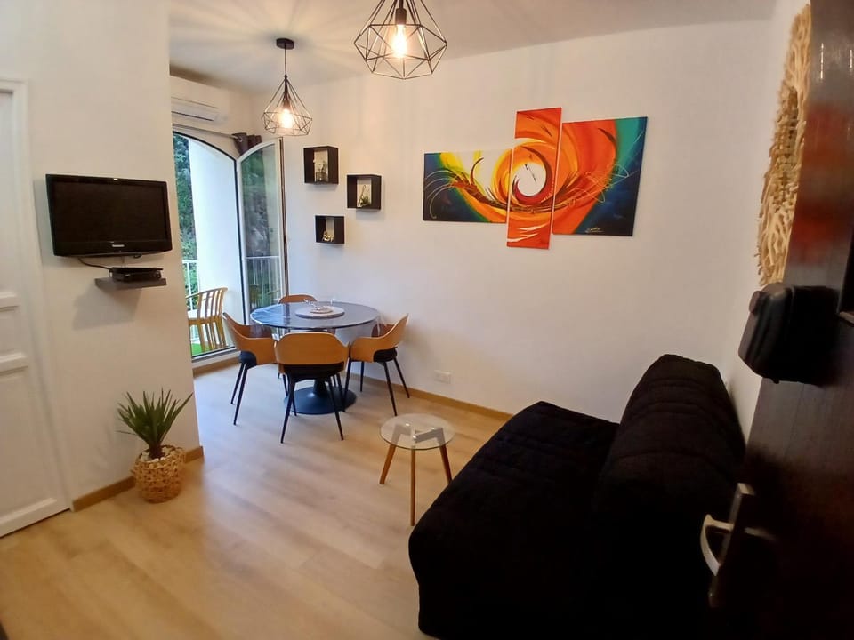 Gites.sassone à Sant Ambroggio, à 50m de la mer. Apartment in Lumio