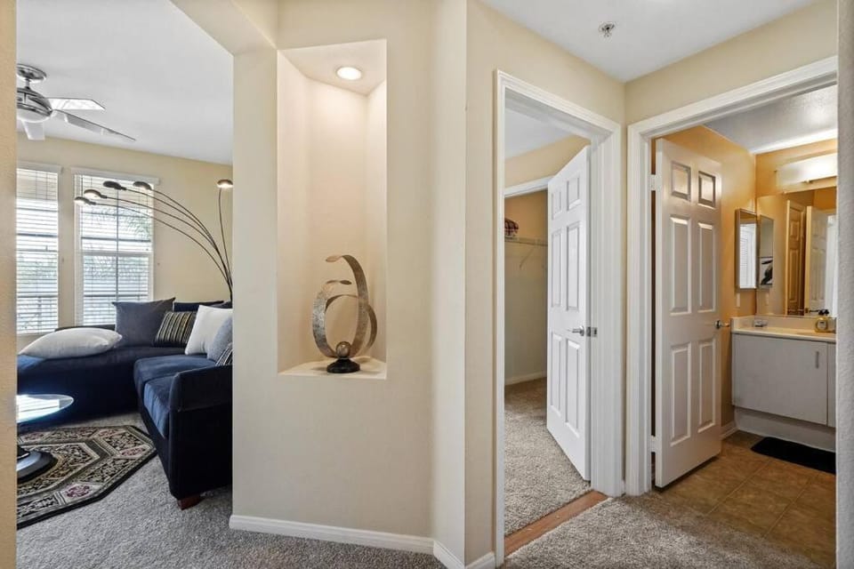 Luxury 2BR/2BA! 5 MIN to Disney! Apartment in Orange