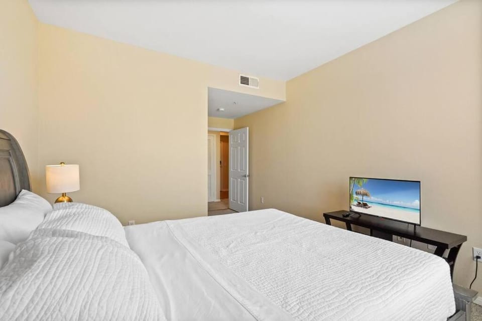 Luxury 2BR/2BA! 5 MIN to Disney! Apartment in Orange
