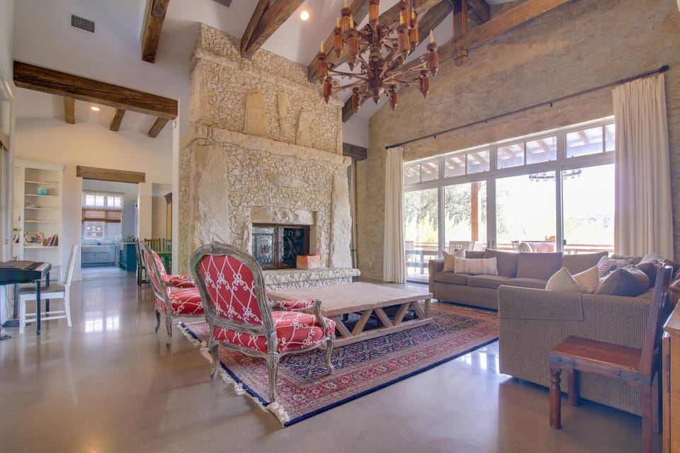 Pool and Covered Patios Sprawling Austin Estate! House in Lake Austin