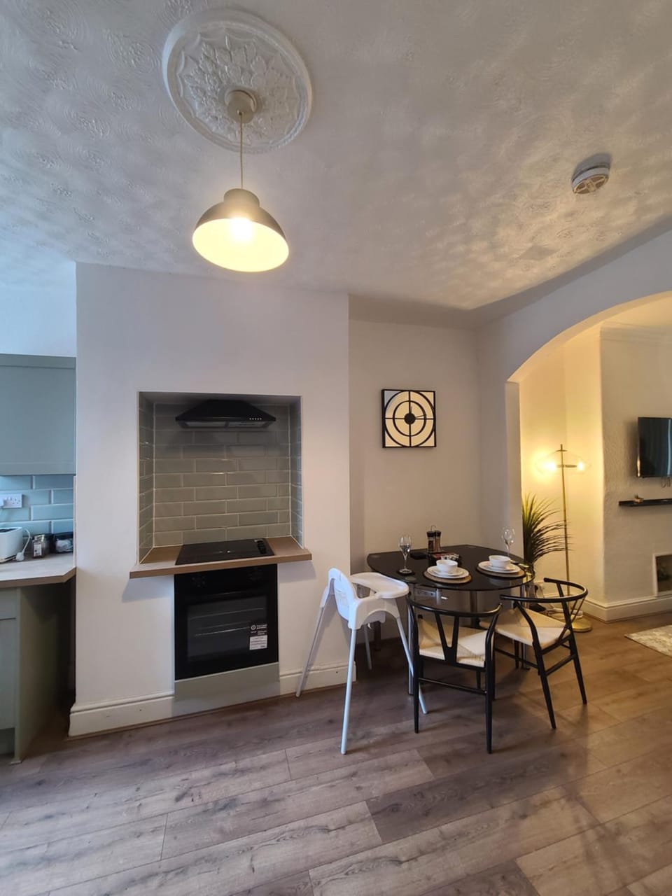 Kitchen or kitchenette, Dining area