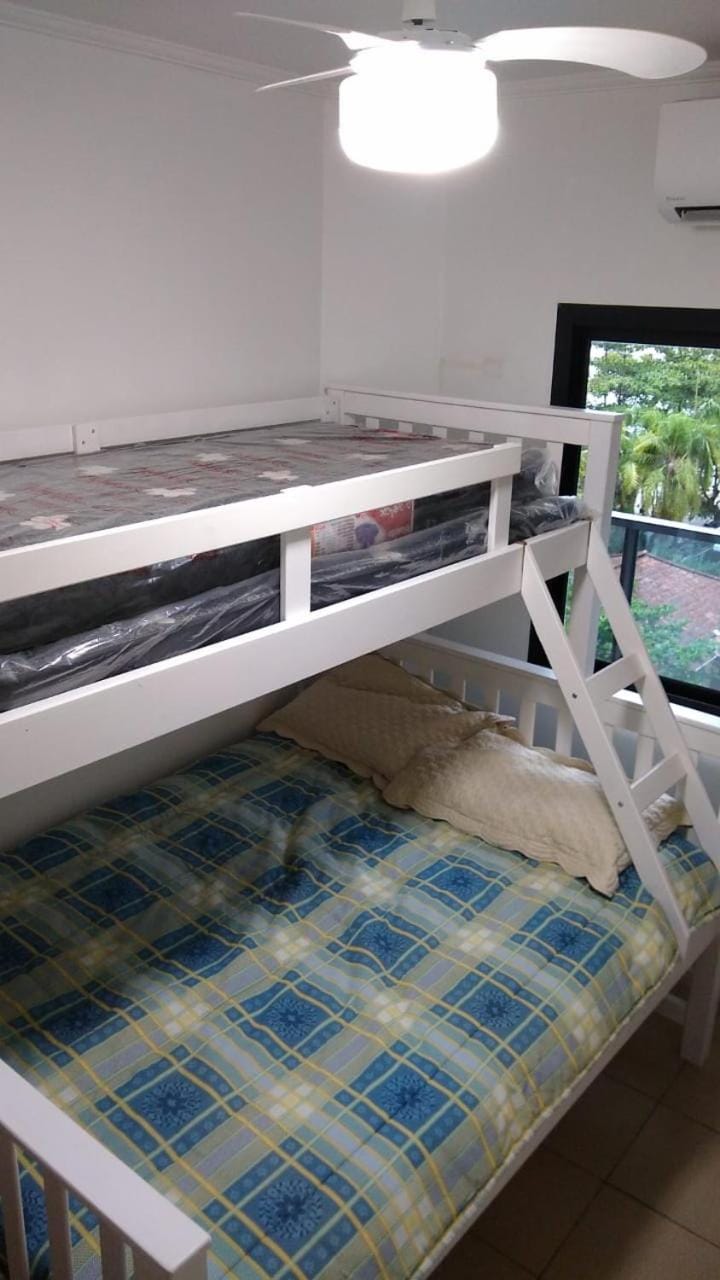 Flat 2 dormitórios - 1 quadra da praia - Pitangueiras / Guarujá Apartment in State of São Paulo