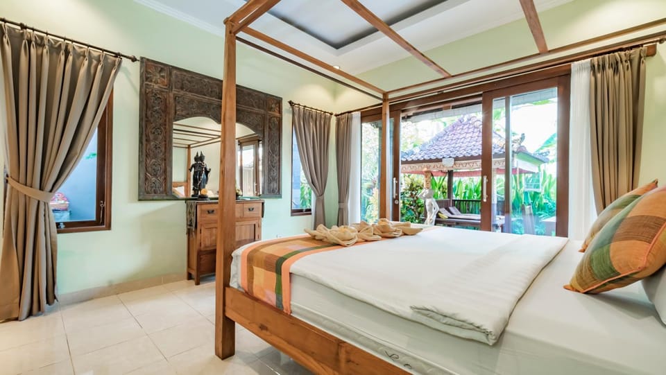 Photo of the whole room, Garden view