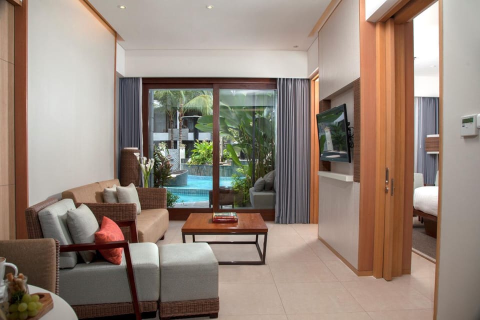 Bed, TV and multimedia, Living room, Pool view, sunbed