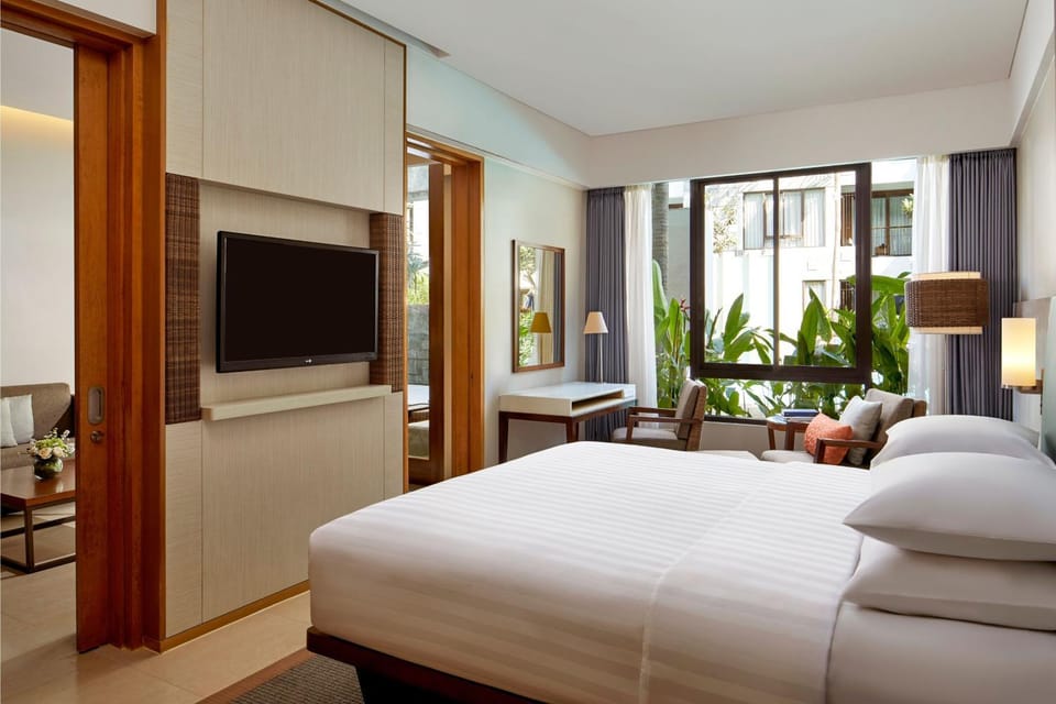 Bed, TV and multimedia, Living room, Photo of the whole room, Seating area, Bedroom, hair dresser