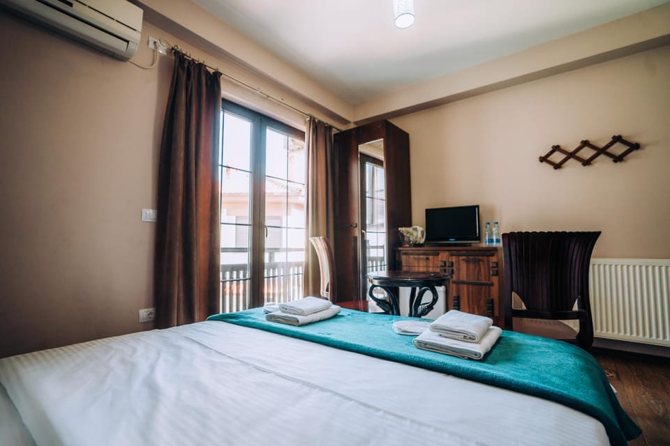 Bed, TV and multimedia, Photo of the whole room, Bedroom, internet, towels, air conditioner