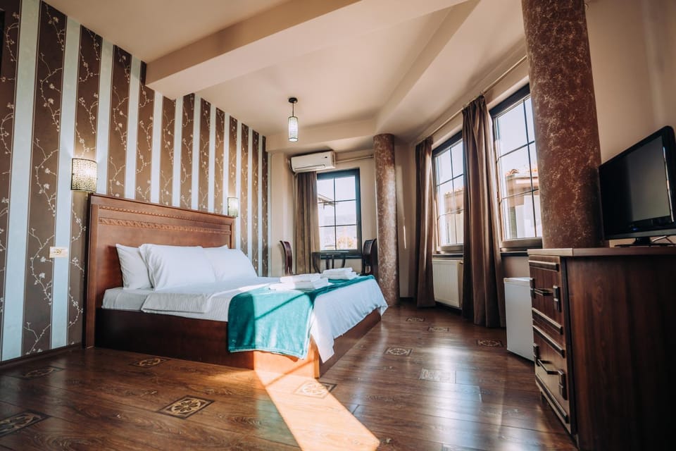 Bed, TV and multimedia, Photo of the whole room, Bedroom