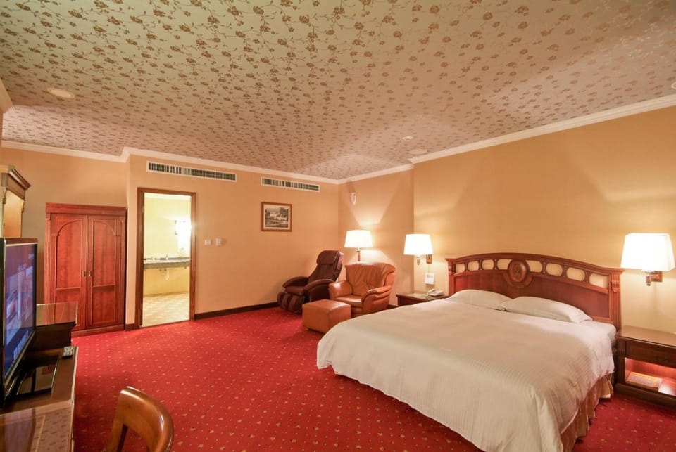 Bed, TV and multimedia, Photo of the whole room, Seating area, Bedroom