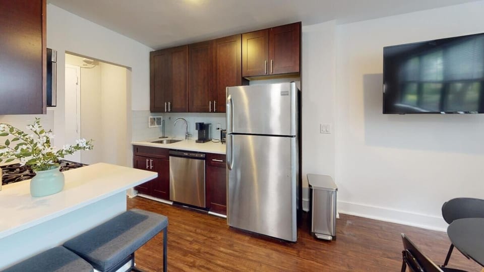 Avenue B152 Perfect 2br! Pool Parking Gym Apartment in Philadelphia