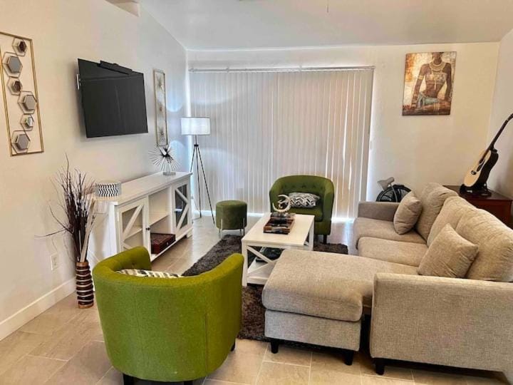 Communal lounge/ TV room, TV and multimedia, Living room, Seating area, Evening entertainment