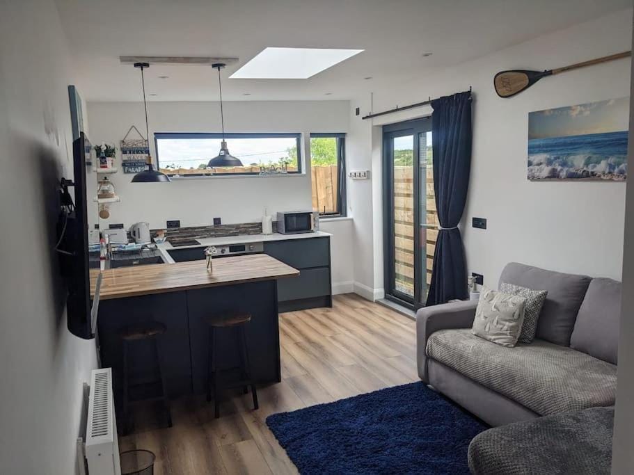 Modern cosy apartment walking distance to many cove beaches and coast path walks as well as the famous Helford river Apartment in Mawnan Smith