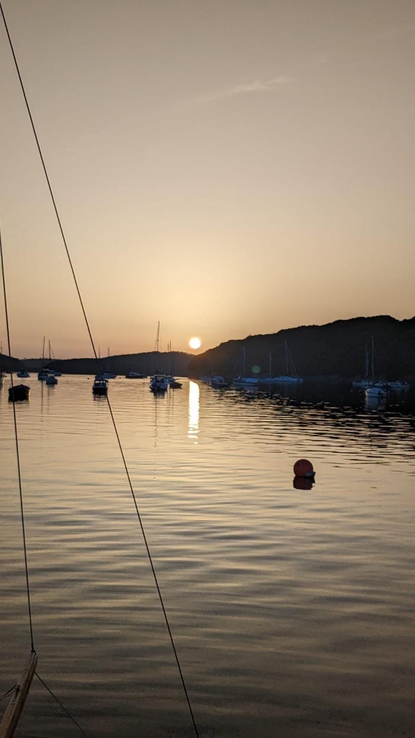 Modern cosy apartment walking distance to many cove beaches and coast path walks as well as the famous Helford river Apartment in Mawnan Smith