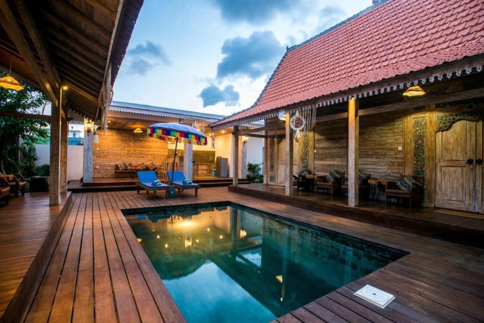 Property building, Patio, Day, Pool view, Swimming pool, sunbed
