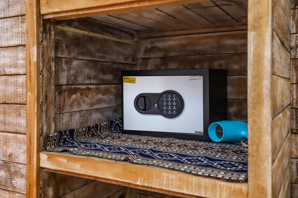 Kitchen or kitchenette, minibar, safe