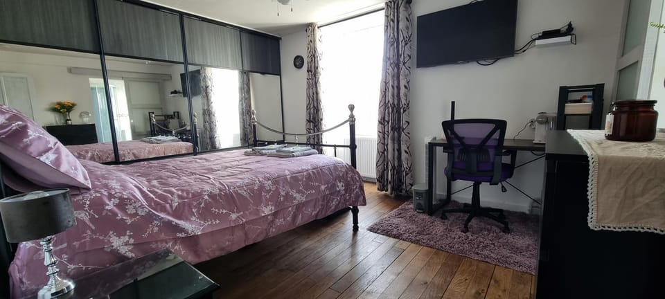 Photo of the whole room, Bedroom