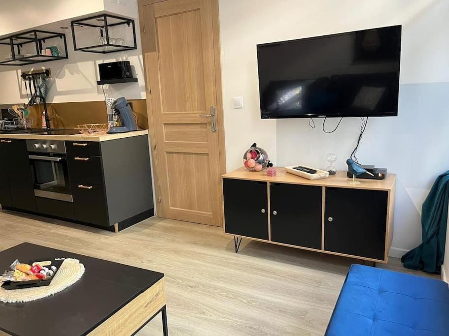 - NEW - Le CherBlue - WiFi / Netflix Apartment in Normandy