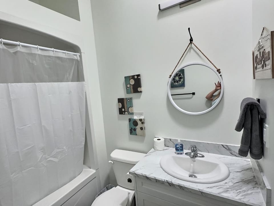Summer Suite - Pet Friendly Apartment in Brandon