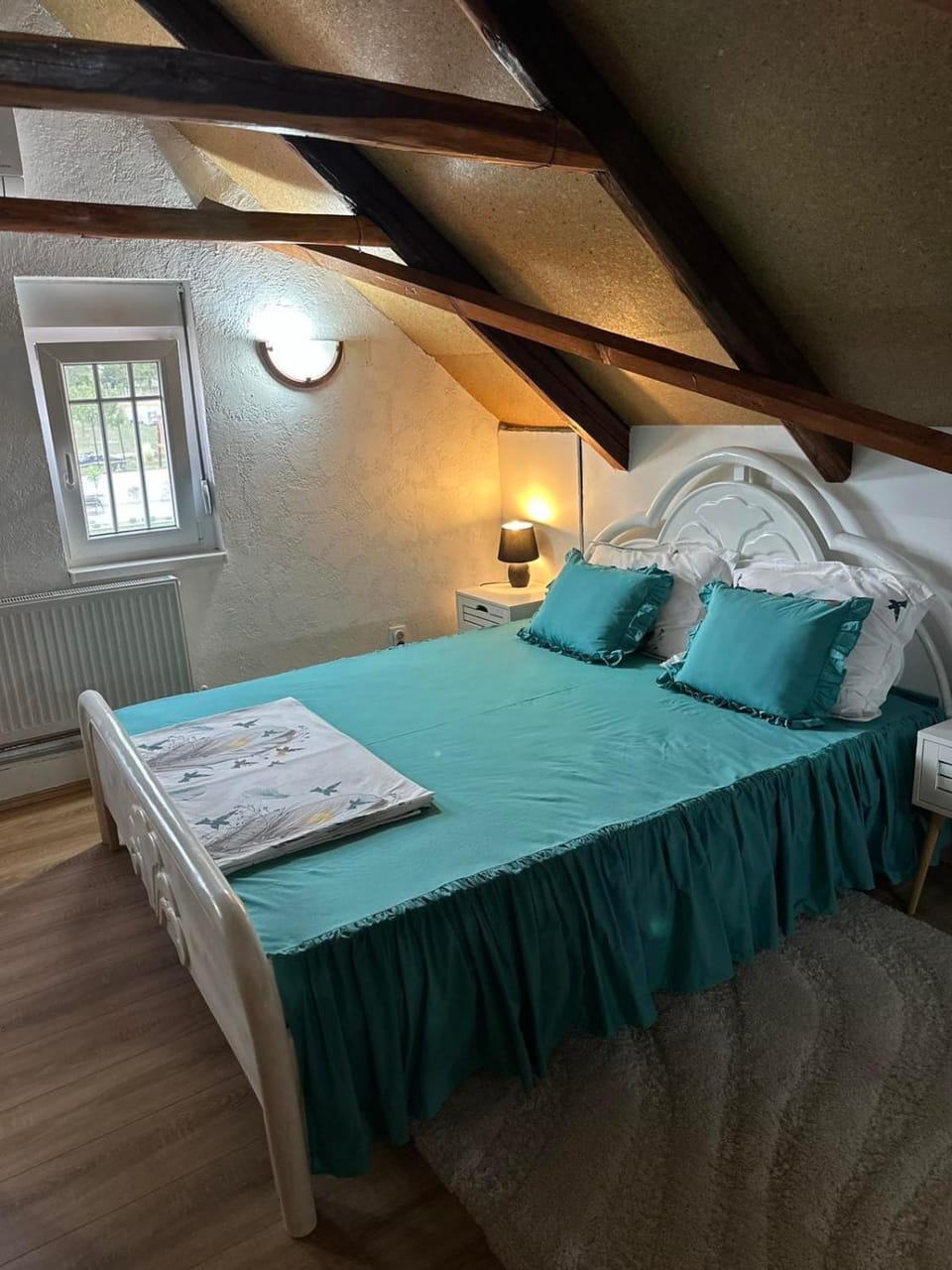 Bed, Bedroom, towels
