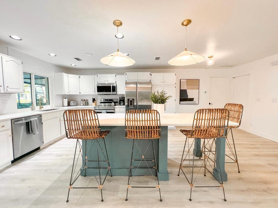 Kitchen or kitchenette, Dining area, Lake view, Pool view, dishwasher, minibar, pet friendly, stove, toaster, kitchen