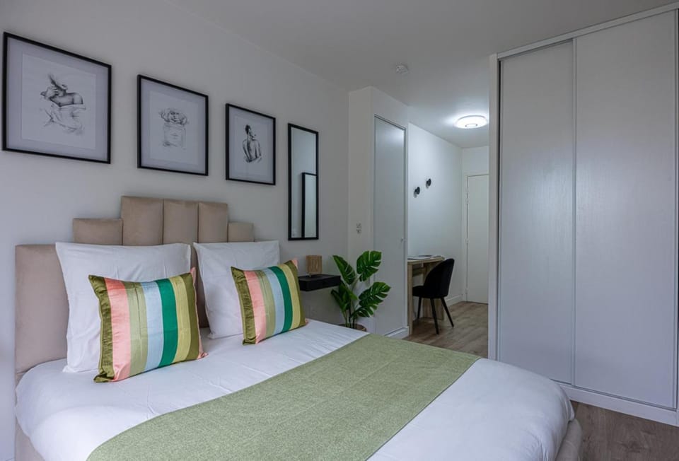 Bed, Photo of the whole room, Bedroom