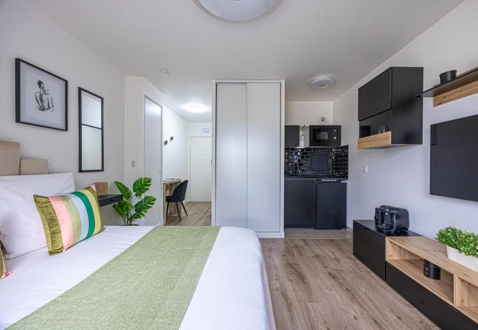 Bed, Kitchen or kitchenette, Photo of the whole room, wardrobe