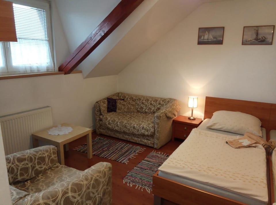Bed, Photo of the whole room, Seating area, Bedroom