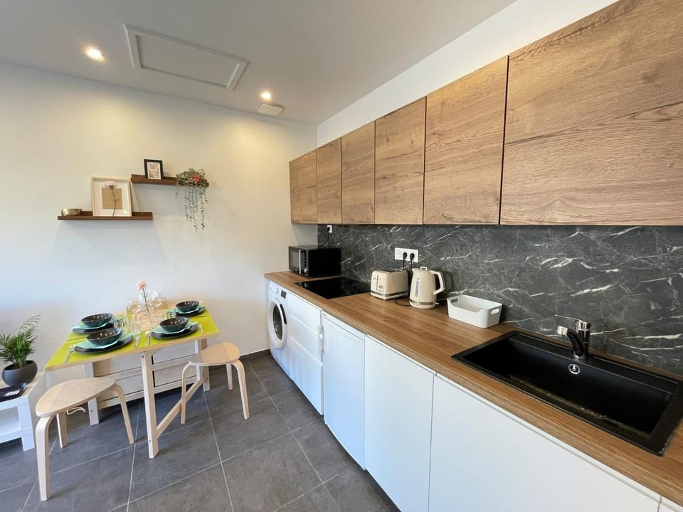 Coffee/tea facilities, Kitchen or kitchenette, Dining area, stove, toaster