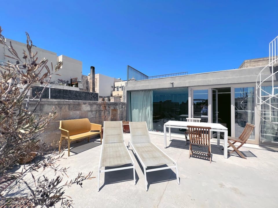 Property building, Balcony/Terrace, sunbed
