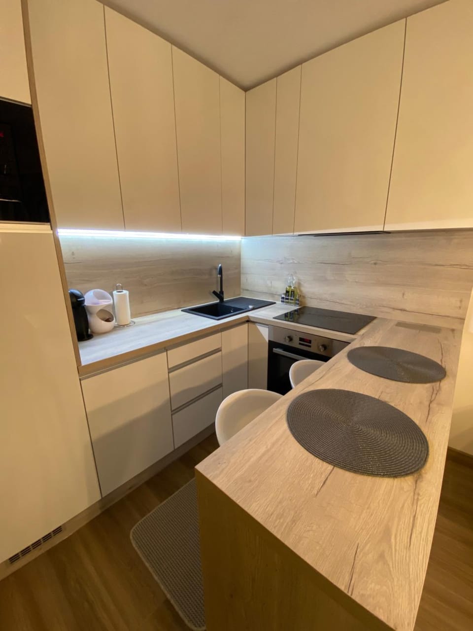 Kitchen or kitchenette, minibar, stove
