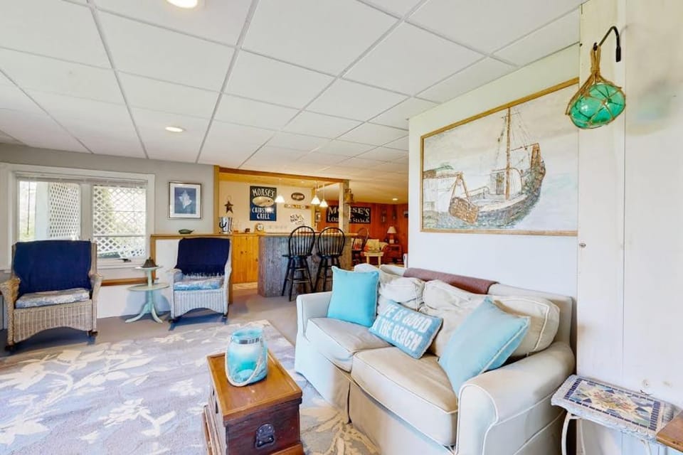 Kitchen or kitchenette, Living room, Seating area