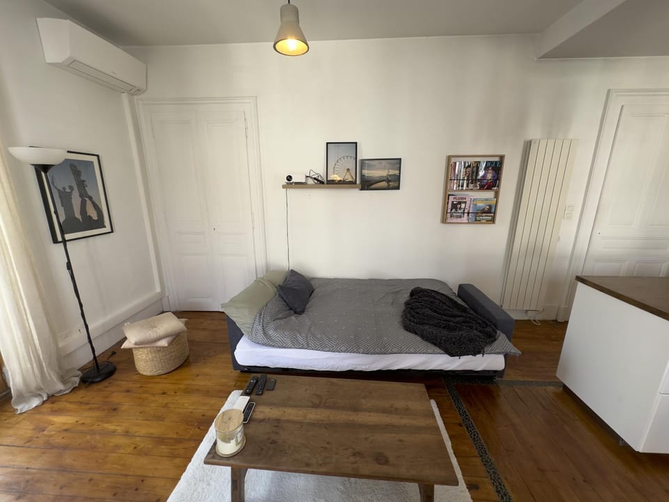 Bed, Living room