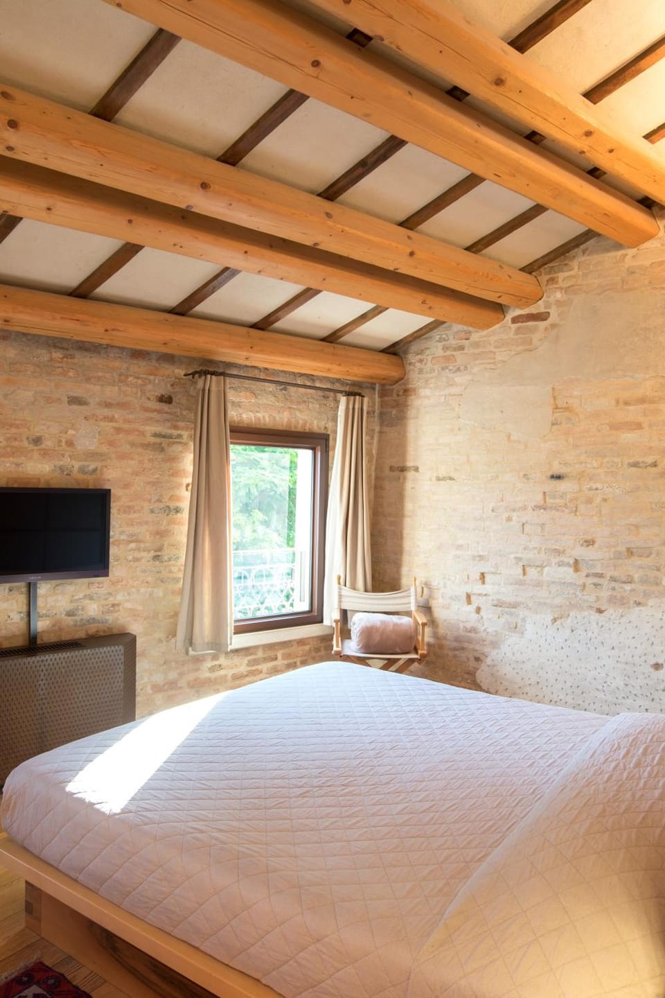 Bed, TV and multimedia, Bedroom