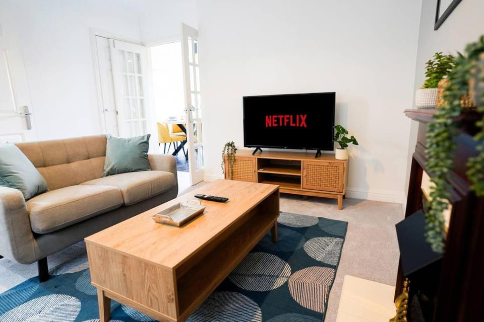 Harvest Way House ShortLets House in West Oxfordshire District