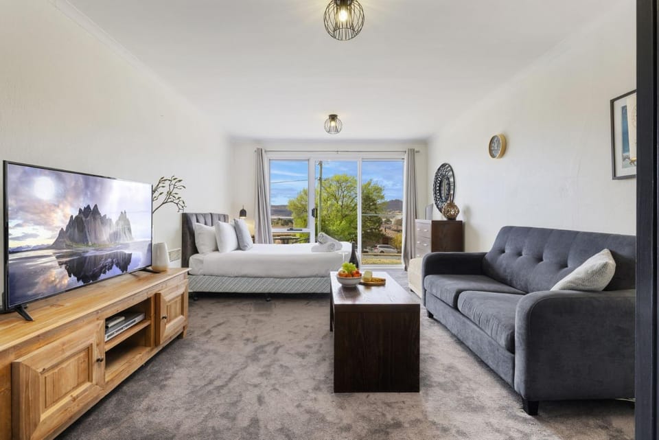 Bed, Living room, Photo of the whole room, Seating area