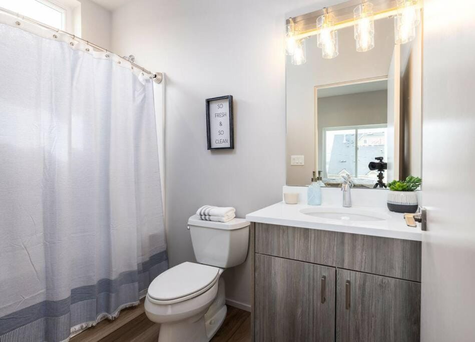 *Brand New* Fully Updated Condo 910 in Anacortes Apartment in Anacortes