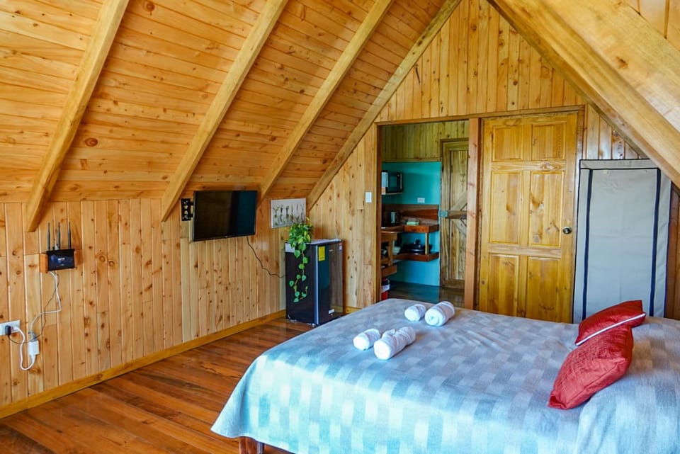 Bed, TV and multimedia, Photo of the whole room, Bedroom, towels, wardrobe