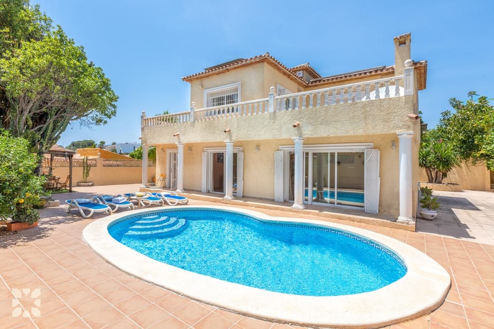 Property building, Patio, Day, Pool view, Swimming pool, sunbed