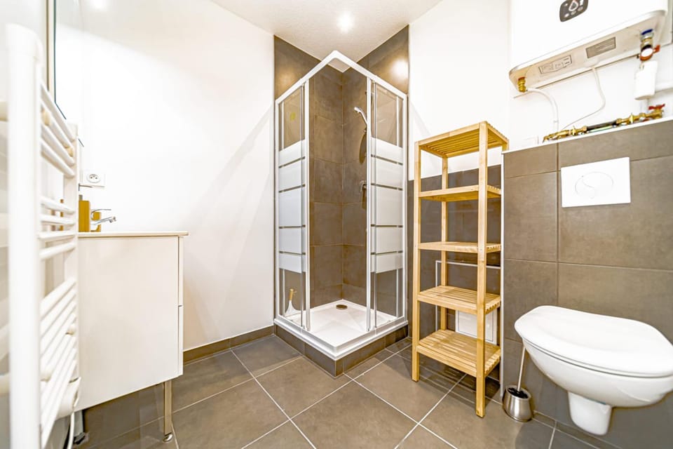 Shower, Toilet, Bathroom, towels