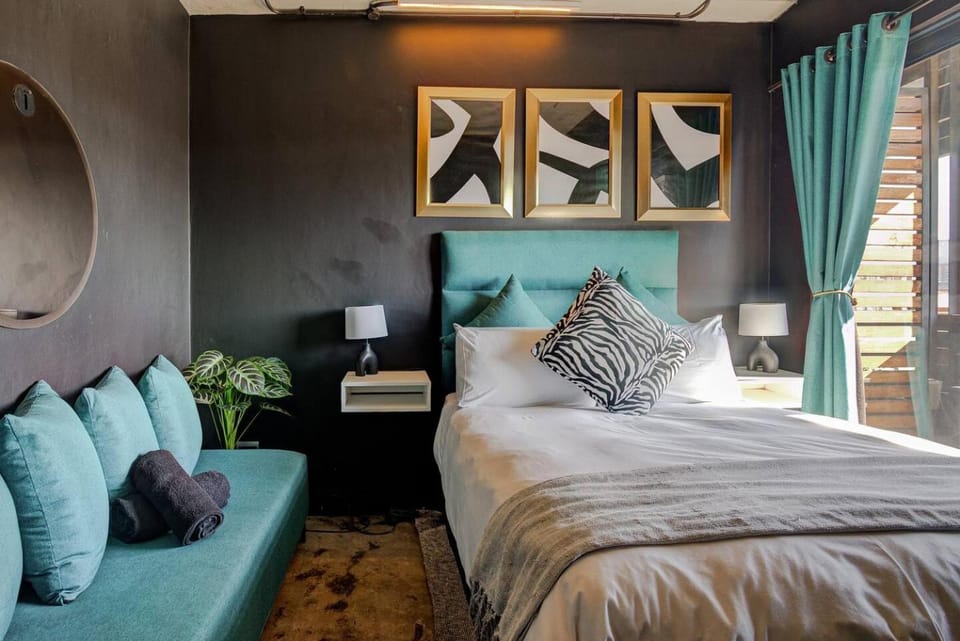 Bed, Photo of the whole room, Seating area, Bedroom