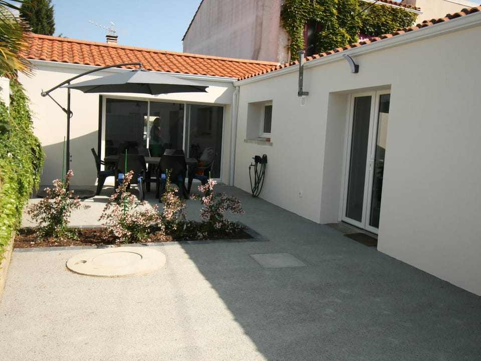 Maison rénovée 2 ch, terrasse, proche plage et centre, parking, équipements complets, animaux ok - FR-1-22-356 House in La Tranche-sur-Mer