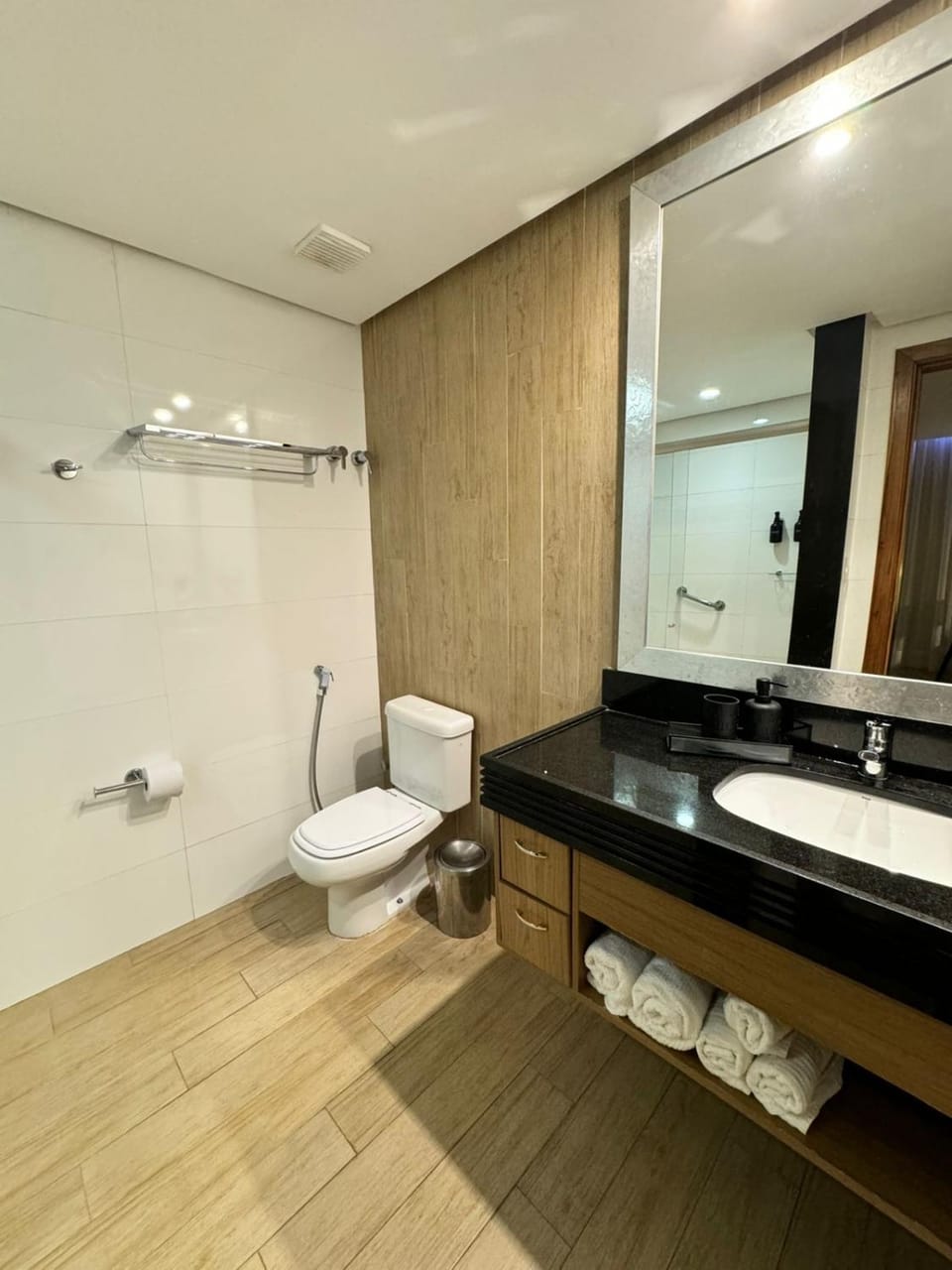 Shower, Toilet, Bathroom, towels