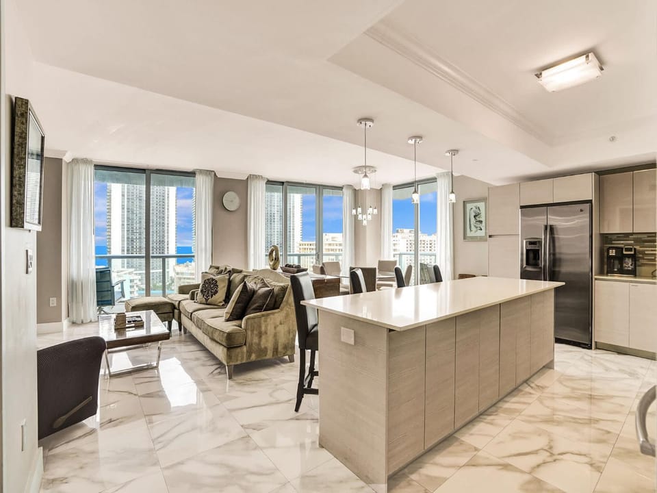 Luxury 3BR Water view 18th-Floor Deck Pool House in Hallandale Beach