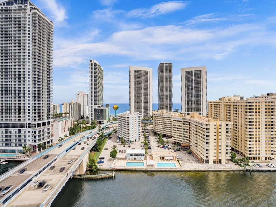 Luxury 3BR Water view 18th-Floor Deck Pool House in Hallandale Beach