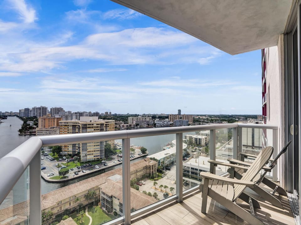 Luxury 3BR Water view 18th-Floor Deck Pool House in Hallandale Beach