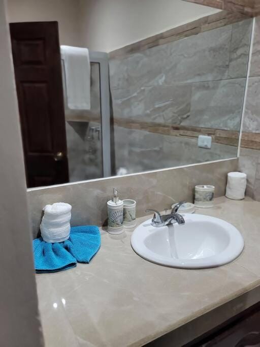 Spacious & Spotless new house, 4 BRs House in Bay Islands Department