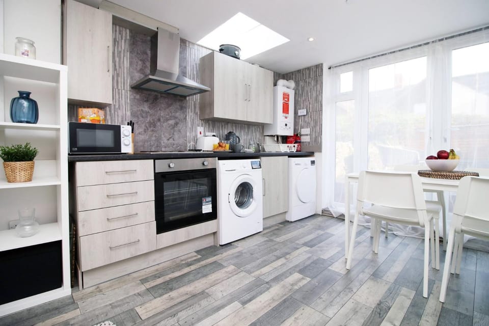 Modern 2-Bedroom Flat in Roath with Parking Apartment in Cardiff
