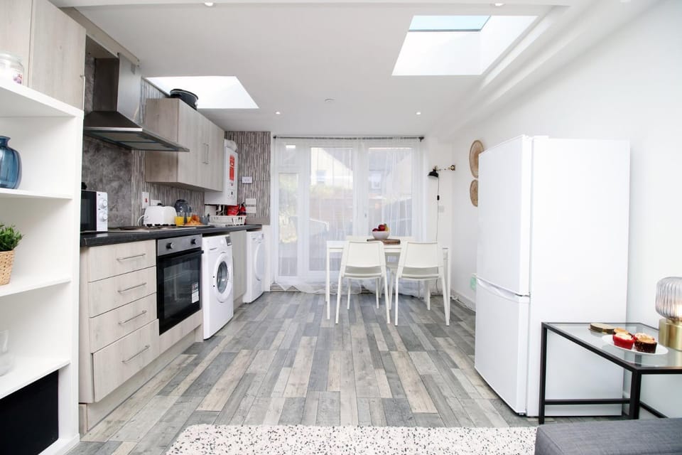 Modern 2-Bedroom Flat in Roath with Parking Apartment in Cardiff