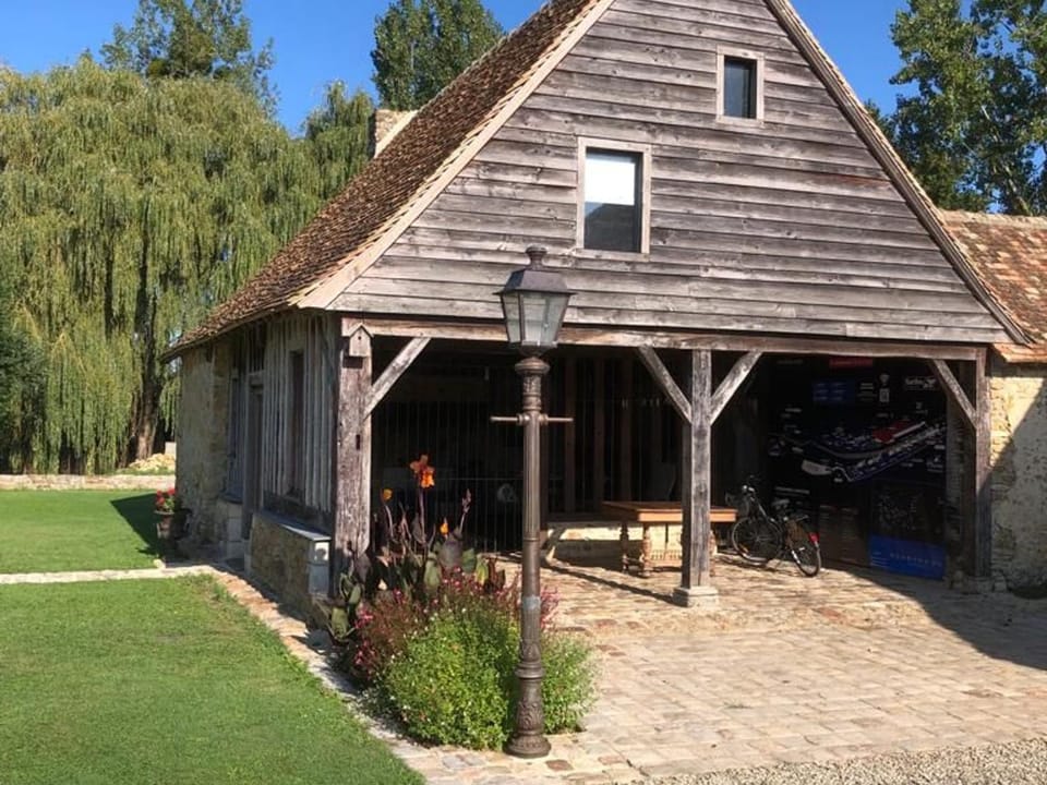Gîte de charme au bord de l'eau, à 30min du Mans, cadre paisible avec pêche et randonnées à proximité - FR-1-410-414 House in Pays de la Loire